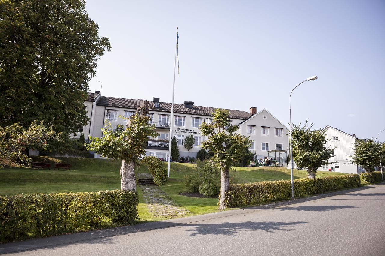 Vaernamo Folkhoegskolas Vandrarhem Eksteriør bilde